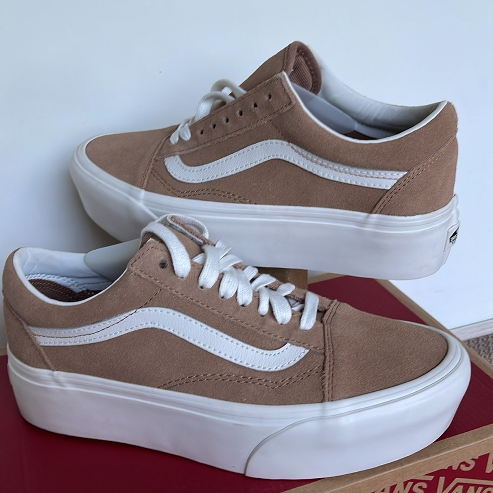 Vans WMNS Old Skool Stacked Soft Suede Burro/True White 
VN0A7Q5MB69
Platforms - Picture 10 of 16